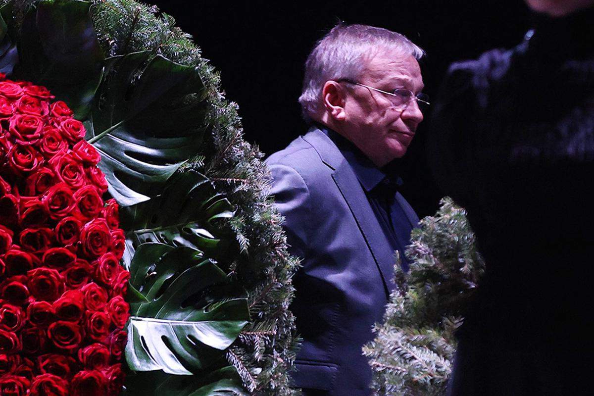 Игорь Угольников во время прощания с актрисой Верой Алентовой в Московском драматическом театре имени А. С. Пушкина