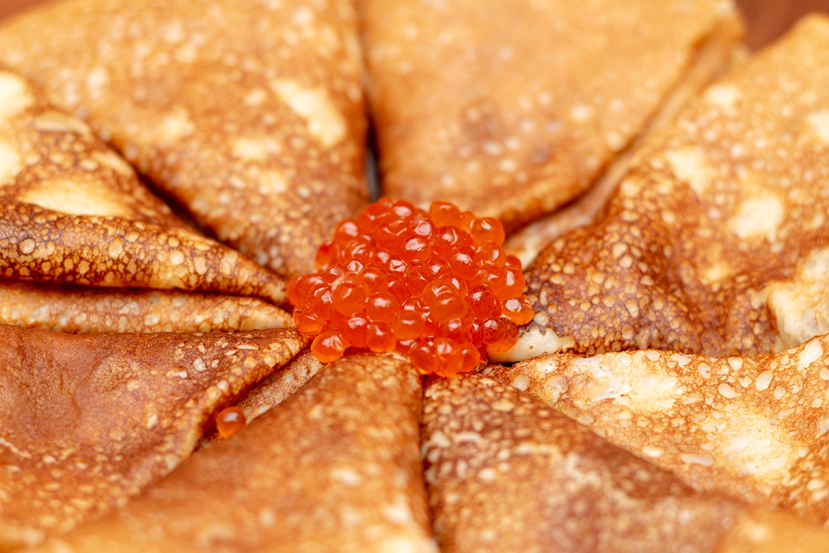 Тонкие, ажурные, румяные — русские блины хороши в любое время года, но в Масленицу их много не бывает