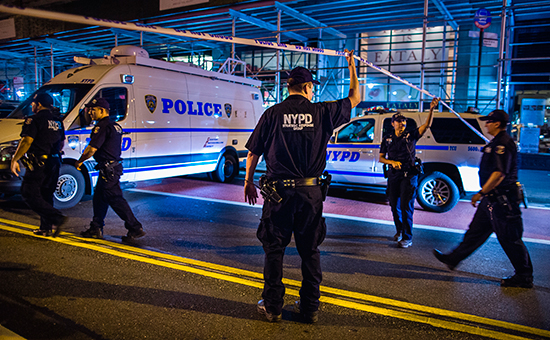 Полицейские на месте взрыва ​в районе Челси в центре Нью-Йорка.&nbsp;18 сентября 2016 года


