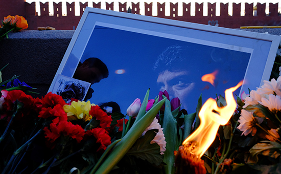Портрет политика Бориса Немцова на&nbsp;месте гибели на&nbsp;Большом Москворецком мосту. Фото: февраль, 2016 года
