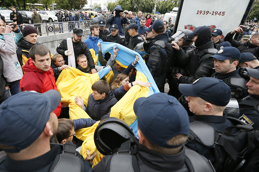 Полиция в&nbsp;Киеве блокируют националистов во&nbsp;время празднования Дня Победы


