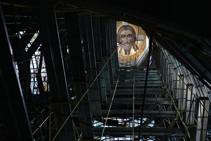 В центральном куполе помещено изображение Спаса Нерукотворного
