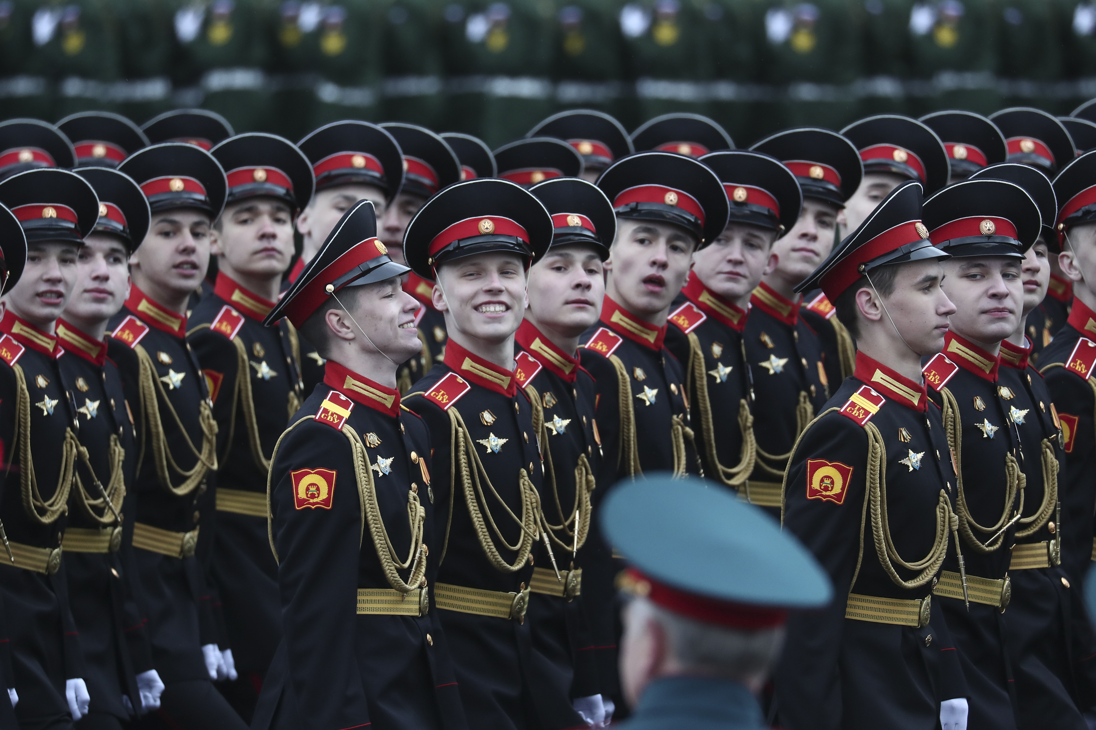 Торжественным маршем перед трибунами на Красной площади прошли воспитанники Тверского суворовского училища