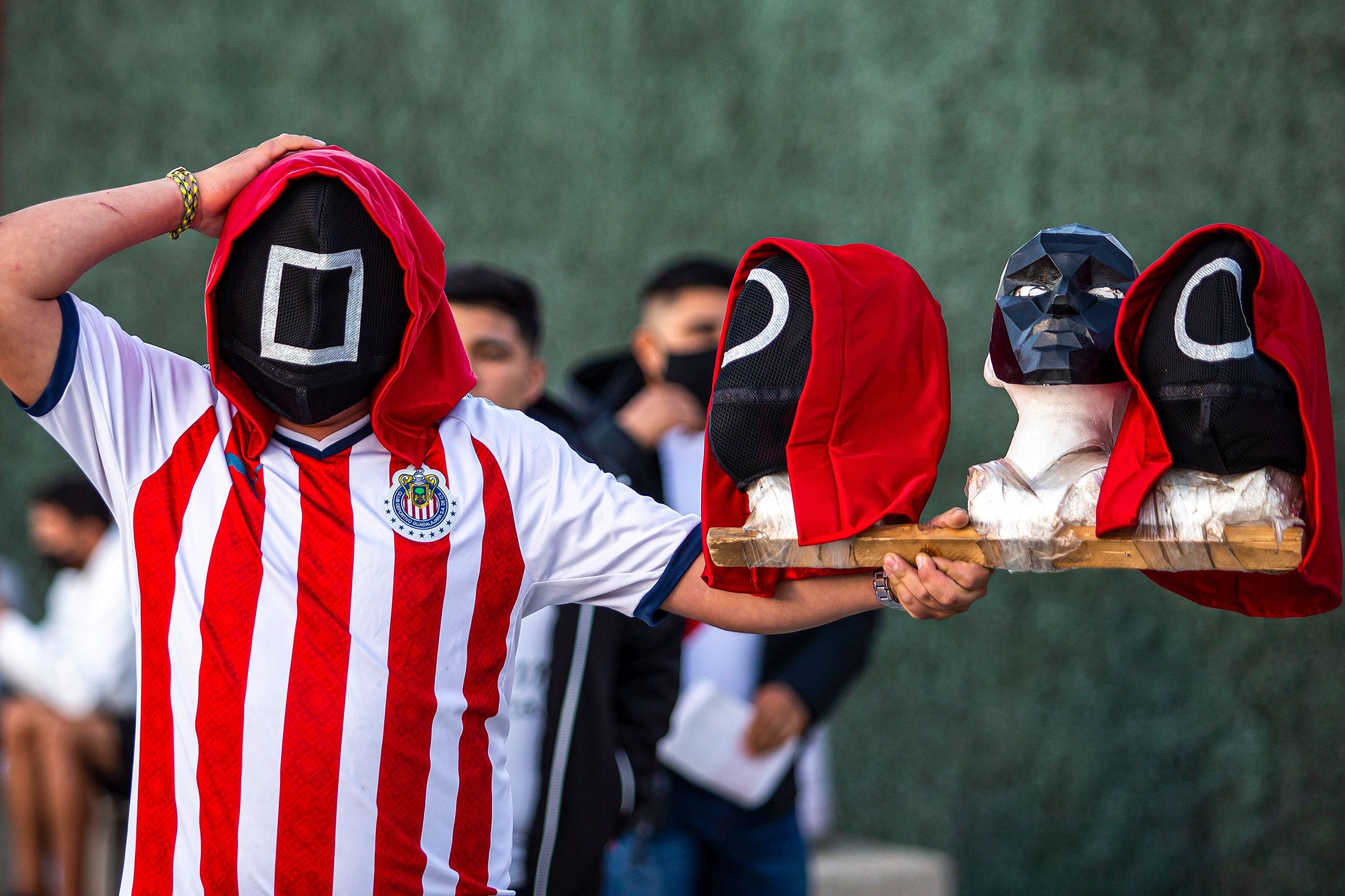 20 октября, Тихуана (Мексика). Футбольный фанат в маске из &laquo;Игры в кальмара&raquo; на матче &laquo;Тихуана&raquo;&nbsp;&mdash; &laquo;Чивас&raquo; в рамках Мексиканской лиги