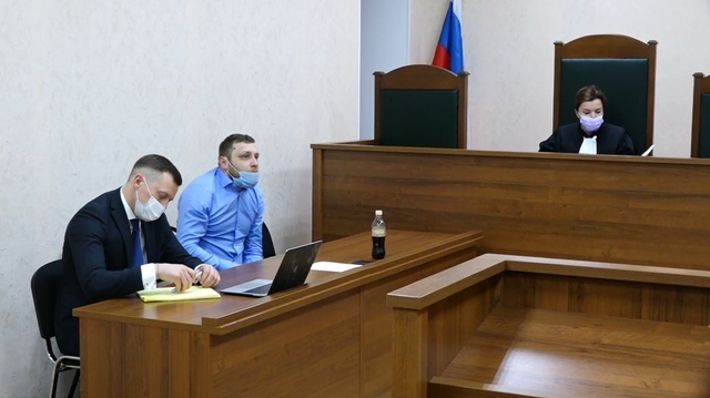 Подсудимый Владимир Семенов (в голубой рубашке) на заседании суда&nbsp;