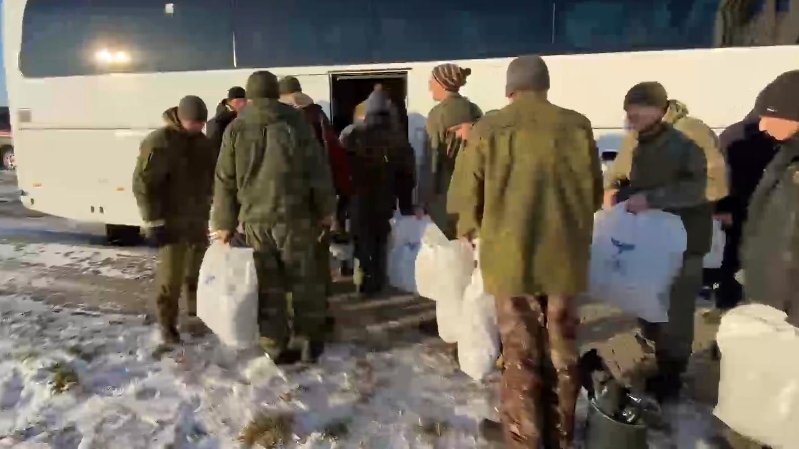 Минобороны показало видео возвращения из Украины 50 военнопленных