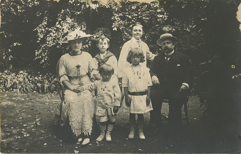 Семья Диор в садах своей виллы, 1912