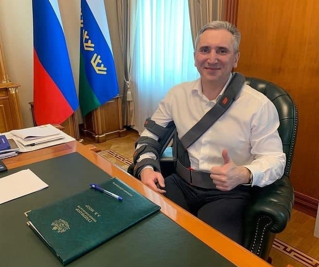 Александр Моор работает с удерживающим устройством на плече