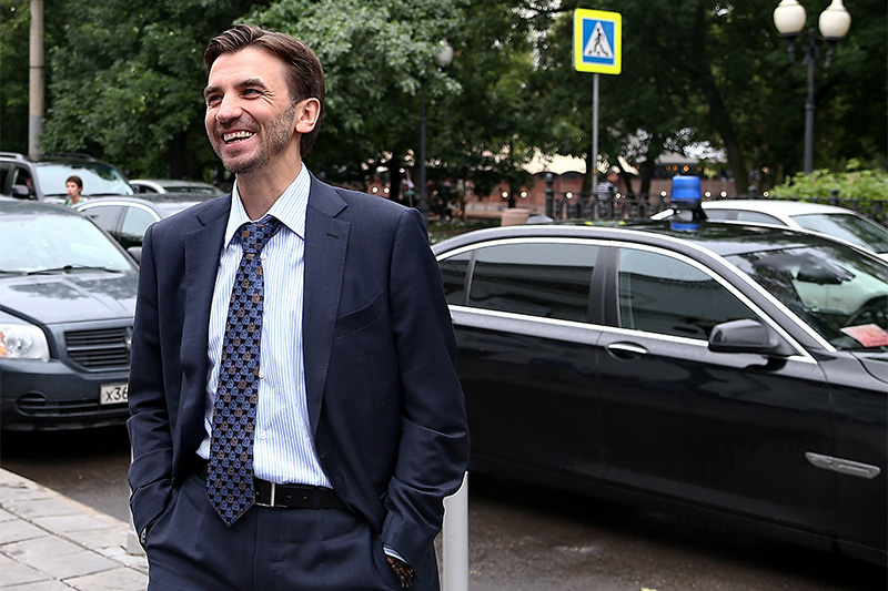 В правительстве наибольший личный доход за 2015 год задекларировал министр по вопросам &laquo;открытого правительства&raquo; Михаил Абызов &mdash; 455,6 млн руб. В правительство Абызов пришел из бизнеса в 2012 году. Ранее он владел, в частности, долей в энергетической компании &laquo;КЭС Холдинг&raquo;. Журнал Forbes оценивает состояние Абызова в $600 млн. По курсу ЦБ на 16 апреля это 39,6 млрд руб.


