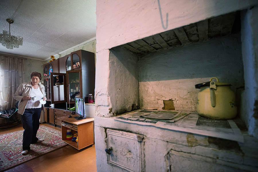 В доме жило. Старый бедный дом. Убогий интерьер. Заброшенные квартиры в москве. Заброшенный дом внутри.