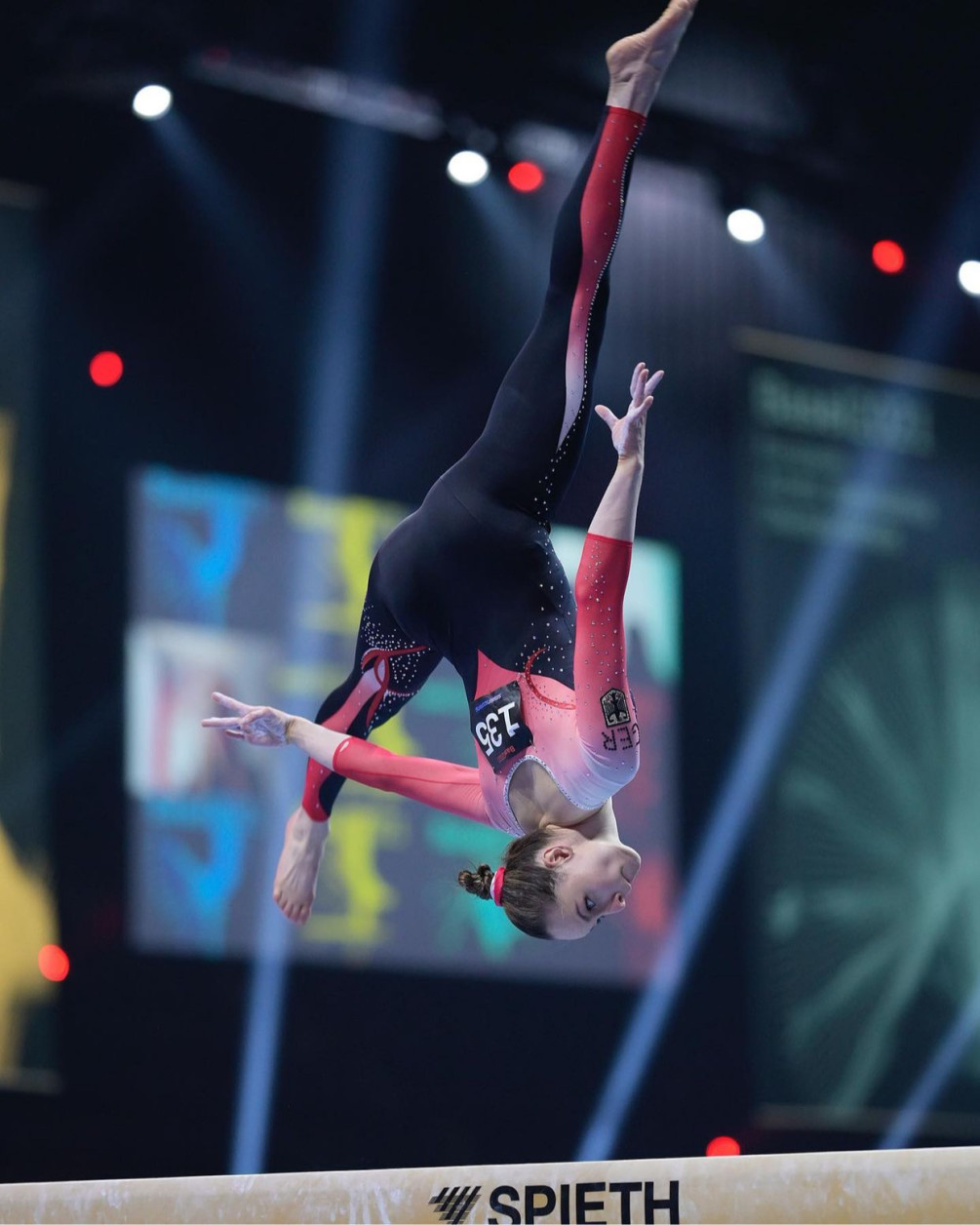 Как комбинезон гимнастки Сары Восс актуализировал тему сексуализации в  спорте | РБК Стиль