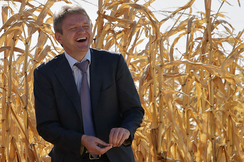 Министр сельского хозяйства Александр Ткачев занял эту должность в апреле 2015 года, оставив пост губернатора Краснодарского края. По сравнению с 2014 годом его семейный доход вырос в 7,5 раза и составил 56,5 млн руб. Пресс-служба Минсельхоза объясняет рост доходов Ткачева наследством, которое он получил после смерти отца
