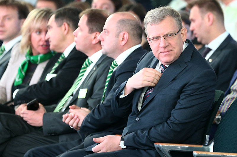 Председатель наблюдательного совета Московской биржи Алексей Кудрин (справа) перед началом годового общего собрания акционеров Сбербанка


