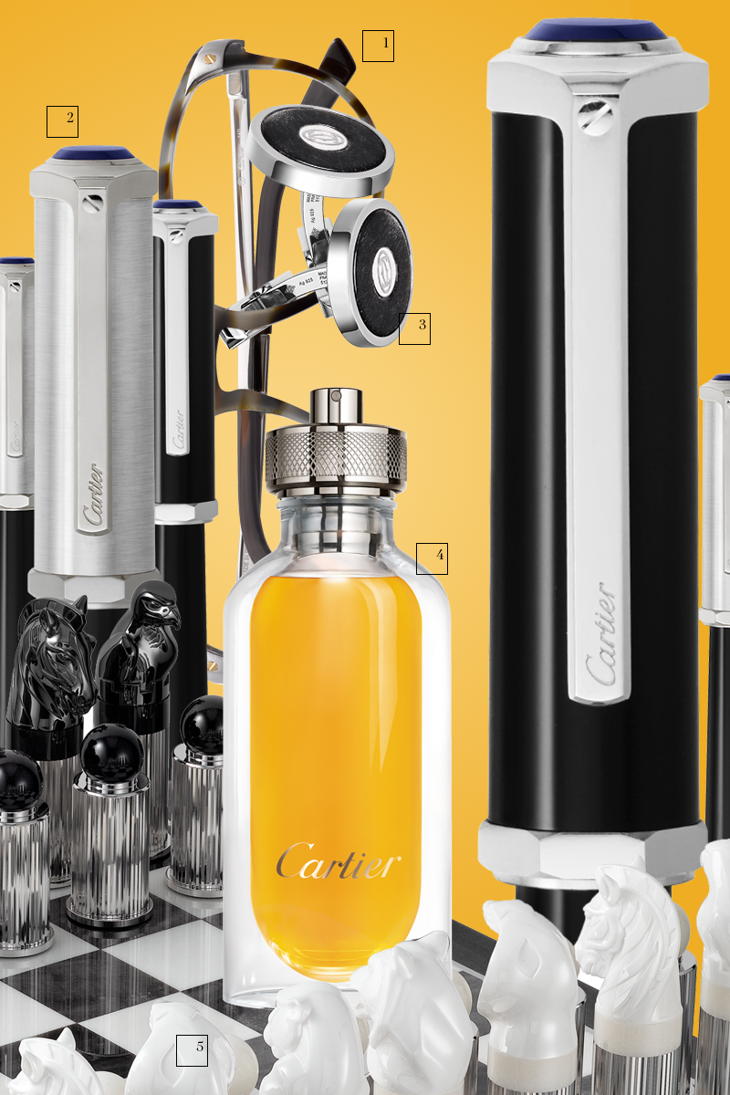 1 | Очки Santos de Cartier. Черепаховый ацетат дымчатого цвета, платиновая отделка
2 | Ручки Santos-Dumont. Колпачок из металла с матированной отделкой, черный композитный материал, детали с палладиевой отделкой, кабошон из синего каучука
3 | Запонки с логотипом в виде двойной буквы C, серебристый обсидиан, серебро, палладиевая отделка.
4 | Аромат L'Envol de Cartier
5 | Шахматная доска Ménagerie de Cartier. Белый мрамор, серебристый обсидиан, черное дерево, керамика