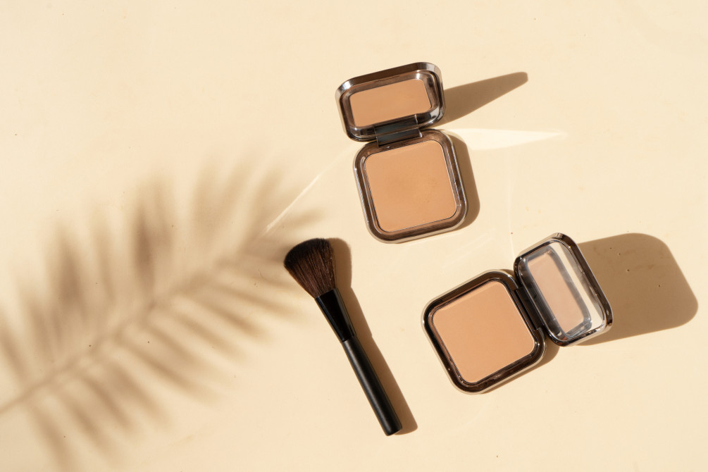 Бронзер &mdash; один из косметических продуктов, которые помогают не столько закамуфлировать недостатки кожи, сколько подчеркнуть определенные черты лица и придать ему естественный оттенок загара