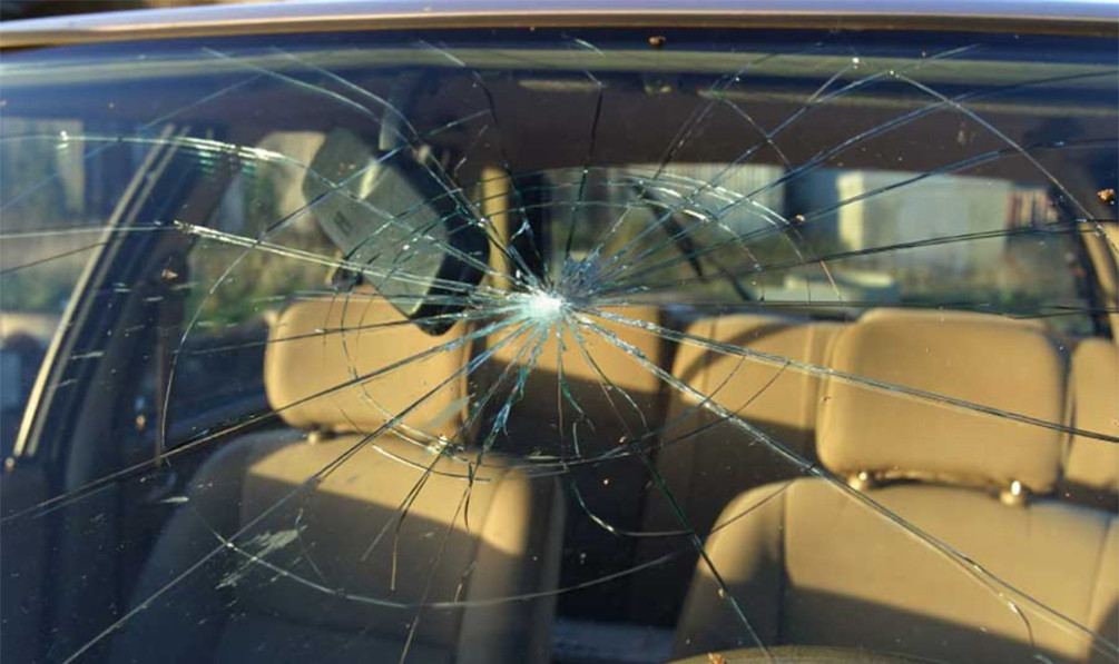 Ремонт сколов и трещин на лобовом стекле в автостудии КВМ Краснодаре