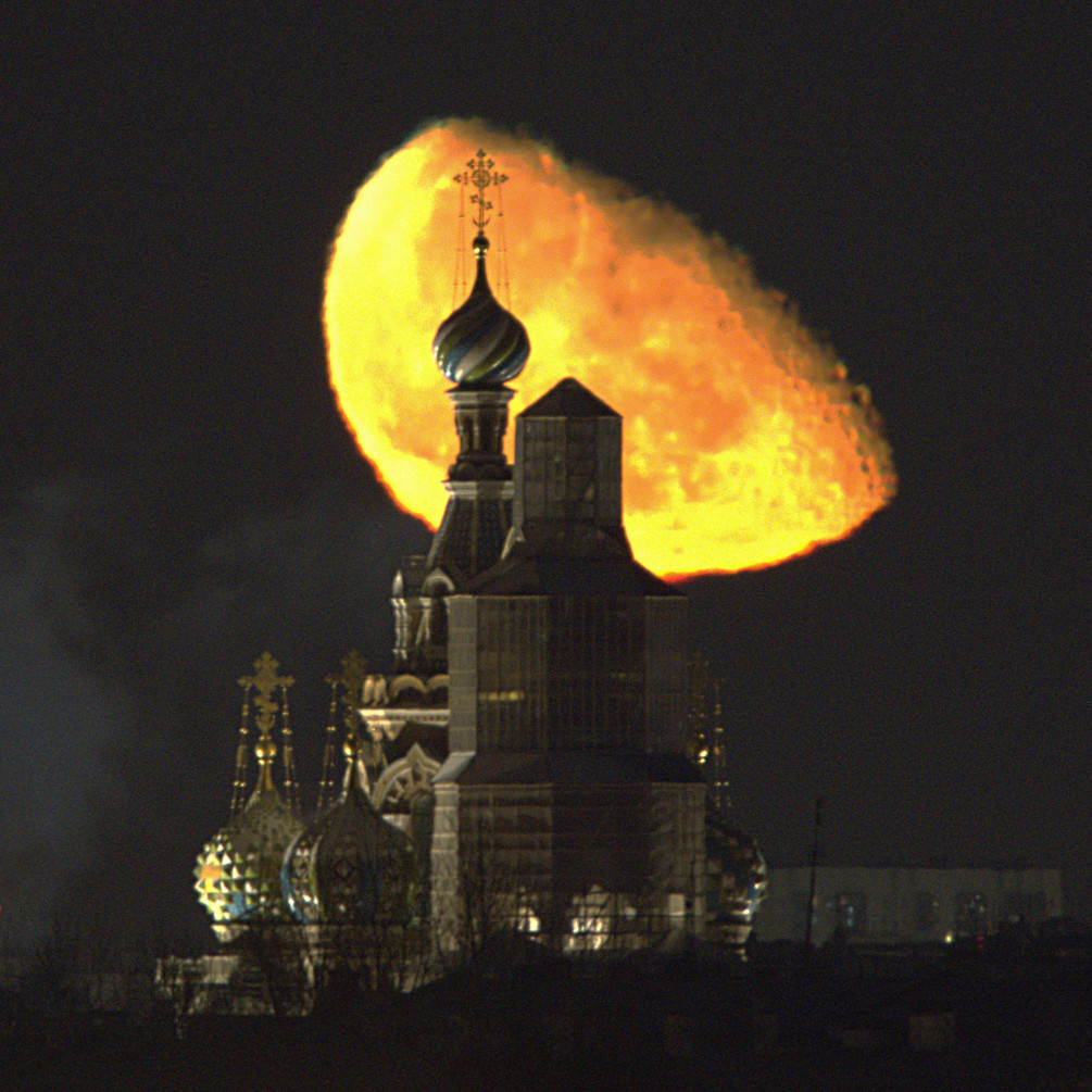 Жители Петербурга делятся фотографиями оранжевой Луны — РБК