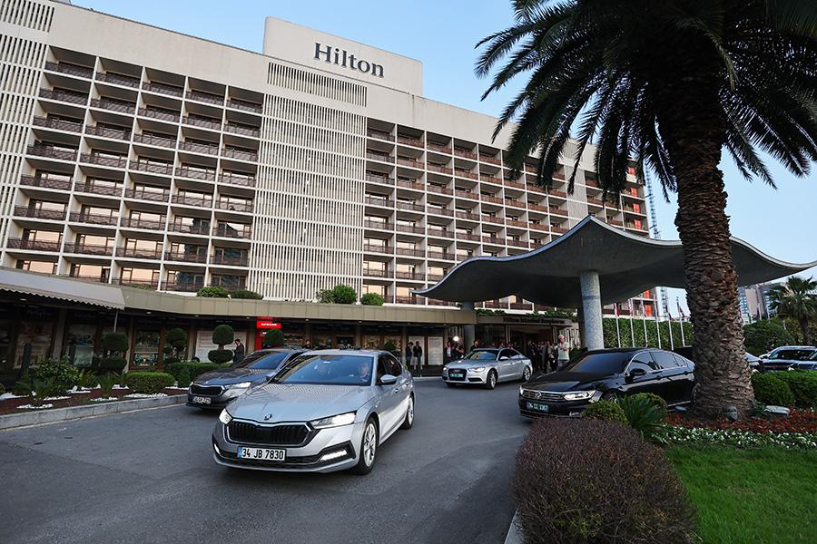Автомобили российской делегации у отеля Hilton Istanbul Bosphorus в Стамбуле, Турция