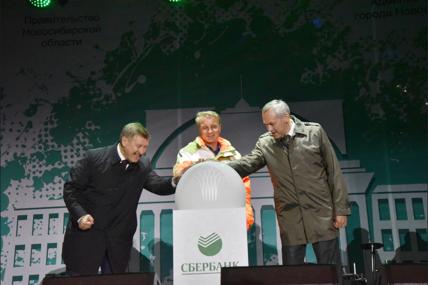 Глава Сбербанка Герман Греф (в центре), губернатор Новосибирской области Андрей Травников и мэр Новосибирска Анатолий Локоть запускают фонтан