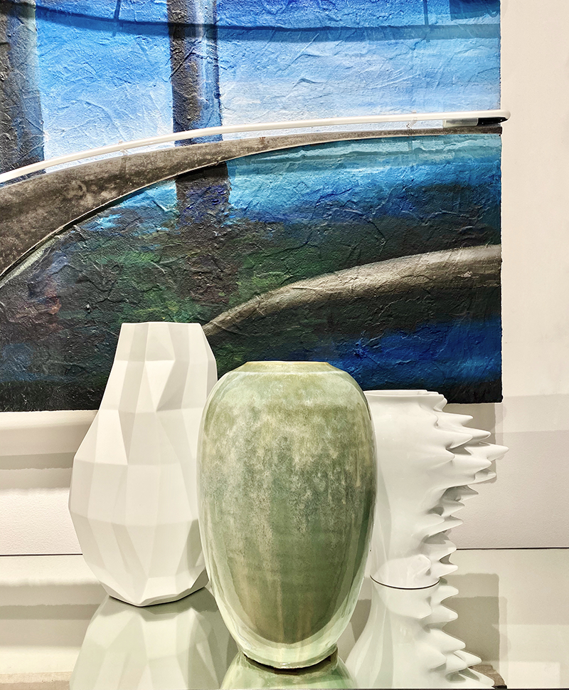 1. Картина, «Посвящается Тадао Андо», Григорий Масленников, 2017, (металл, неон, масло), галерея «Тираж 1/1»
2. Ваза Quartz, Vista Alegre, фарфор, The Dar Store
3. Ваза CELA/23, Карен Свами, 2015, белая керамика, глазурь, галерея «Тираж 1/1»
4. Ваза Fast, дизайн Cédric Ragot, Rosenthal Studio-Line, фарфор, «Дом фарфора»