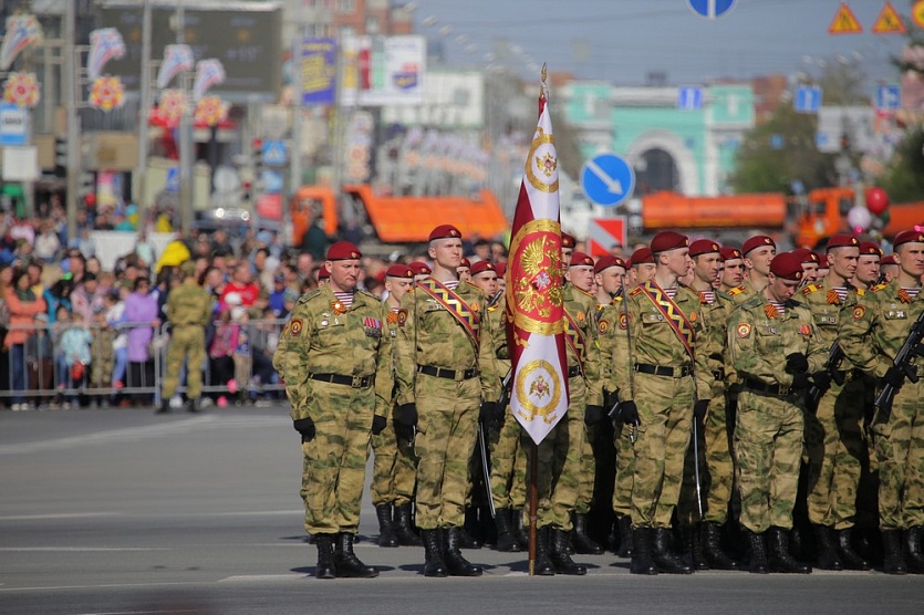 В параде участвовало около двух тысяч человек 