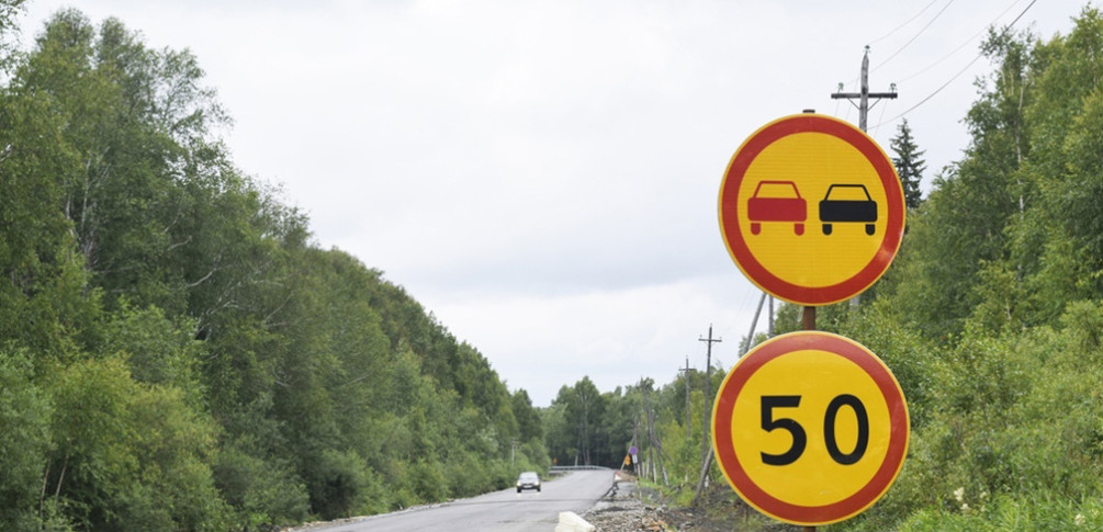 Видеофиксация опасной ситуации на дороге: нарушение движения по встречной полосе