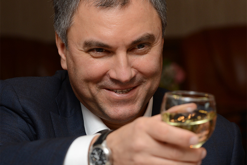 В администрации президента больше всего в 2015 году заработал первый заместитель руководителя администрации Вячеслав Володин &mdash; 87,1 млн руб. По сравнению с 2014 годом его личный доход вырос почти на 40%. По словам собеседника РБК в окружении Володина, основной источник его дохода &mdash; проценты по вкладам и ценным бумагам


