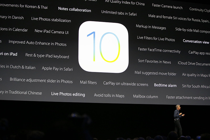 Крейг Федериги во время презентации мобильной операционной системы iOS 10