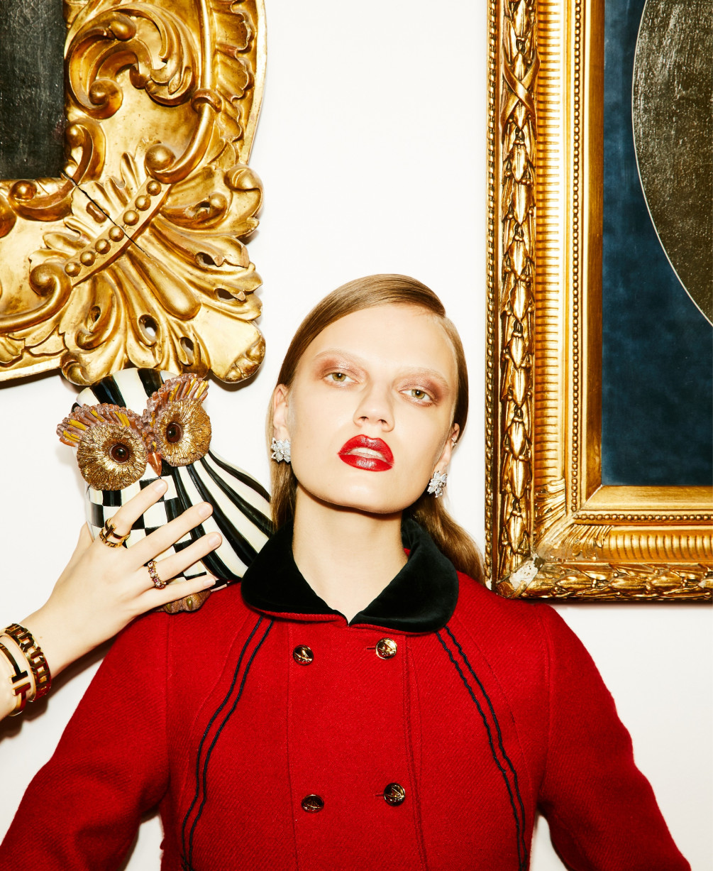 На Полине: пальто Miu Miu (бутик Miu Miu); серьги Hellébore, Van Cleef & Arpels (бутик Van Cleef & Arpels)
На Алесе: браслет Tiffany T True, браслет Tiffany T Wire, кольцо Tiffany T T1, кольцо Tiffany T True, кольцо Tiffany & Co. Schlumberger Sixteen Stone — все Tiffany & Co. (бутик Tiffany & Co.); декоративная фигурка MacKenzie-Childs («Дом Фарфора»)