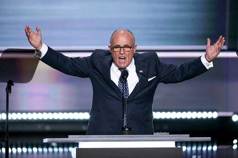 Экс-мэр Нью-Йорка Руди Джулиани может стать новым госсекретарем&nbsp;США. Также он называется в&nbsp;числе кандидатов на&nbsp;пост главы Минюста. Экс-мэр стал одним из&nbsp;главных политиков Америки после&nbsp;терактов в&nbsp;Нью-Йорке 11 сентября 2001 года. В 2008 году он безуспешно участвовал в&nbsp;гонке претендентов Республиканской партии за&nbsp;место кандидата в&nbsp;президенты. Союзником Дональда Трампа он считается с&nbsp;середины 2000-х. Во время кампании Трампа активно участвовал во&nbsp;встречах миллиардера с&nbsp;избирателями