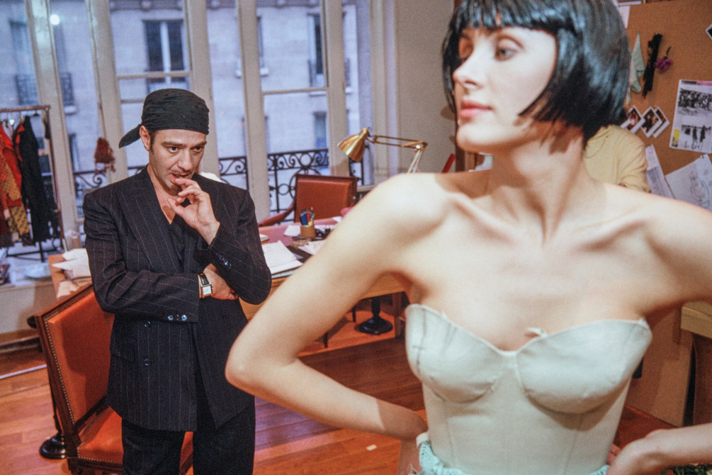 Джон Гальяно на примерке в ателье Dior на Авеню Монтень в Париже, 2005