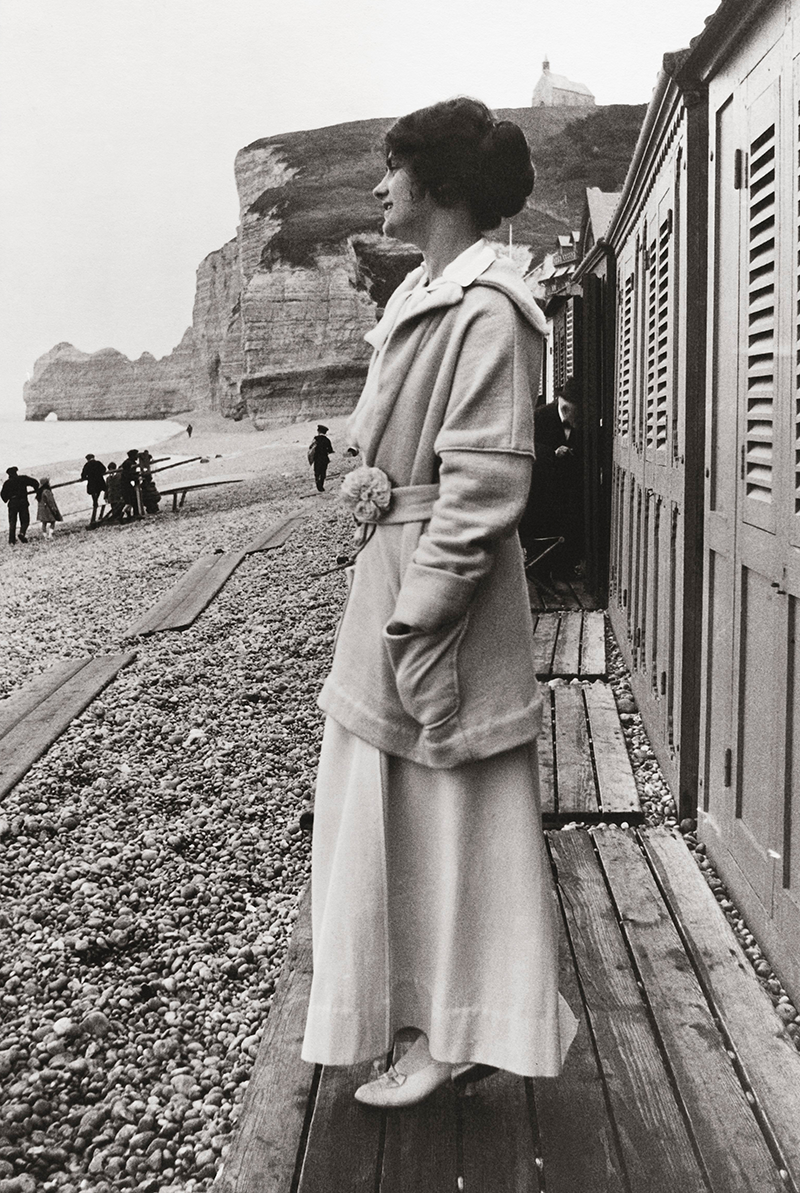 Габриэль Шанель на пляже в Этрета, 1913 год