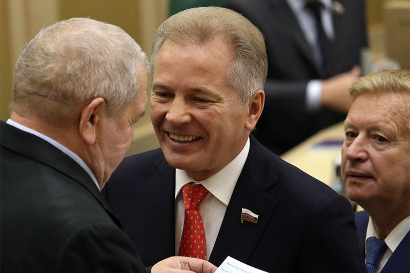 Больше всего среди всех парламентариев и чиновников
в 2015 году заработал сенатор от Камчатского края Валерий Пономарев (на фото справа) &mdash; более 1 млрд руб. В прошлом Пономарев 20 лет возглавлял компанию &laquo;Знак&raquo;, выпускающую регистрационные номера для автомобилей. Forbes
называет его акционером Интерпромбанка и совладельцем рыбопромышленного предприятия &laquo;Океанрыбфлот&raquo;
