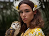 &laquo;Молодая красивая девушка в желтом кимоно с совой и перьями в волосах стоит в тропической теплице. Снято на зеркальную камеру&raquo;
