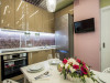 Еще одну розовую кухню оформил дизайнер Артем Попов. Его вариант смотрится менее вычурно: вместо&nbsp;оленей на&nbsp;стенах здесь изображены лепестки роз

