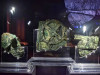 Три крупнейших фрагмента антикитерского механизма, очищенные от наростов, в Национальном археологическом музее Афин