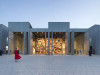 Бывшие склады Альсеркаль Авеню в Дубае превратили в культурный центр Concrete по проекту голландского бюро OMA. Теперь здесь располагаются мастерские художников и выставочные центры. Внутри пространства&nbsp;&mdash; четыре восьмиметровые поворотные и раздвижные стены, расположенные недалеко от двора&nbsp;&mdash; главного открытого общественного пространства района