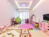 Детская комната выглядит ярче, чем весь интерьер: на смену сдержанным пастельным тонам пришел насыщенный розовый цвет
