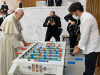 Папа Римский Франциск играет в настольный футбол с одним из верующих