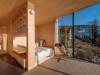 Отель расположен на живописном полуострове в коммуне Стейген на скалистых фьордах. В каждом номере есть ванная комната, душевая кабина, компактный обеденный стол и кровать, под которой предусмотрено место для хранения багажа
