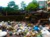 Переулки трущоб рядом со свалкой Деонар переполнены мусором