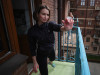 Алена Матросова, живущая в многоквартирном доме на улице летчика Ивана Федорова в Химках, показывает физические упражнения на балконе своей квартиры для жителей дома

