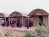 В 2001 году Сигэру Бан строил аналогичные дома для пострадавших от землетрясения в Индии. Поскольку это была бедная сельская местность, архитектор не мог использовать пластиковые элементы. Поэтому фундаментом хижин послужили камни домов, разрушенных землетрясением, а крышей &mdash; тростниковые рамы, проложенные соломенными подстилками
