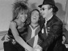 Тина Тернер, ведущий ток-шоу Терри Воган и певец и пианист Элтон Джон (справа) в телецентре Би-би-си, Лондон, 18 февраля 1985 года