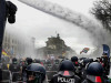 Полиция Берлина применила водометы для разгона протестующих