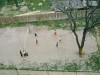 Дети играют в&nbsp;волейбол во&nbsp;дворе в&nbsp;Таганском районе Москвы