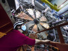 Сотрудники ЦЕРН рядом с крупным детектором ATLAS