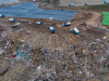 Грузовики расчищают свалку Цзянкуньгоу от мусора