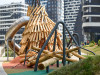Главным символом детского парка стала уникальная семиметровая игровая конструкция из натурального дуба с канатным лабиринтом внутри