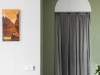 Часть стен в квартире оклеена обоями под покраску с мелким рисунком, напоминающим по форме старые ламповые телевизоры. Картина в технике маркетри на стене&nbsp;&mdash; винтажный декор из коллекции DVEKATI. Над ней&nbsp;&mdash; бра Faro
